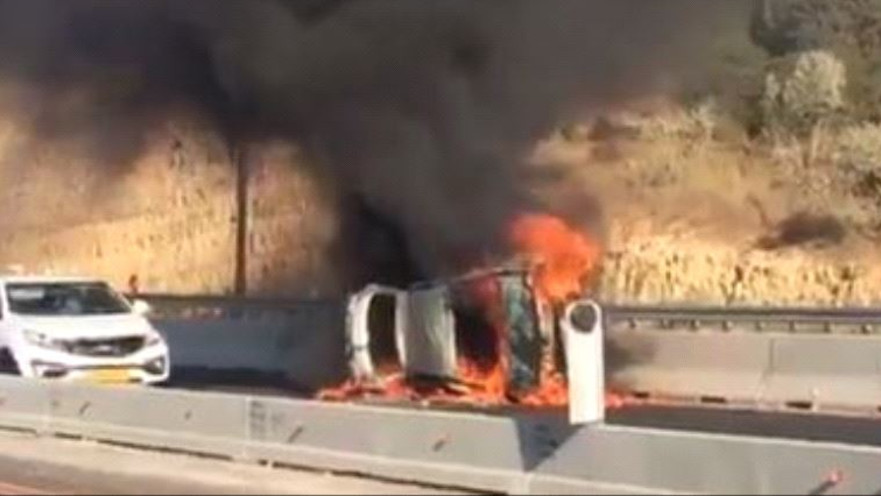 רכב עולה באש בכביש 1