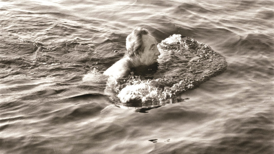 שמעון פרס שוחה בכנרת 1988