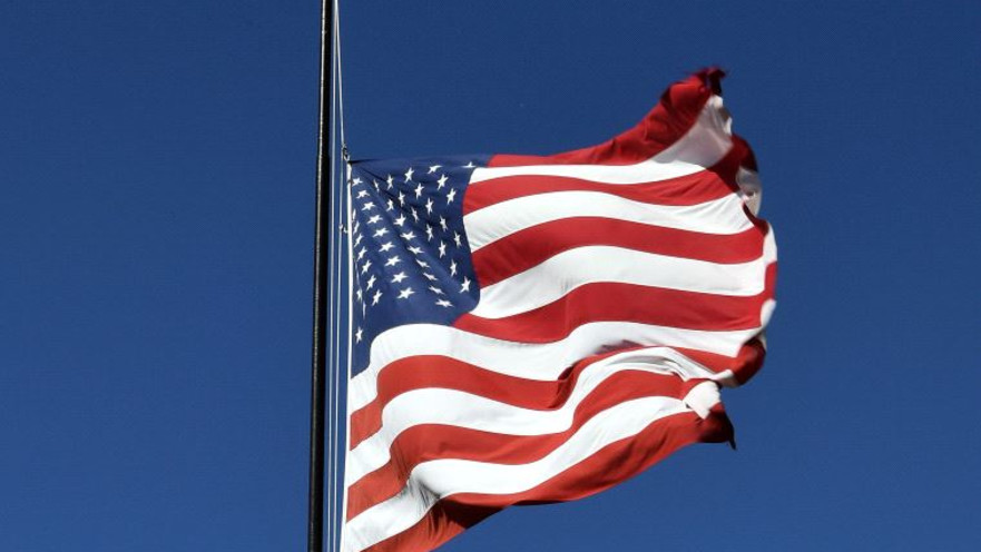דגל ארה"ב בחצי התורן