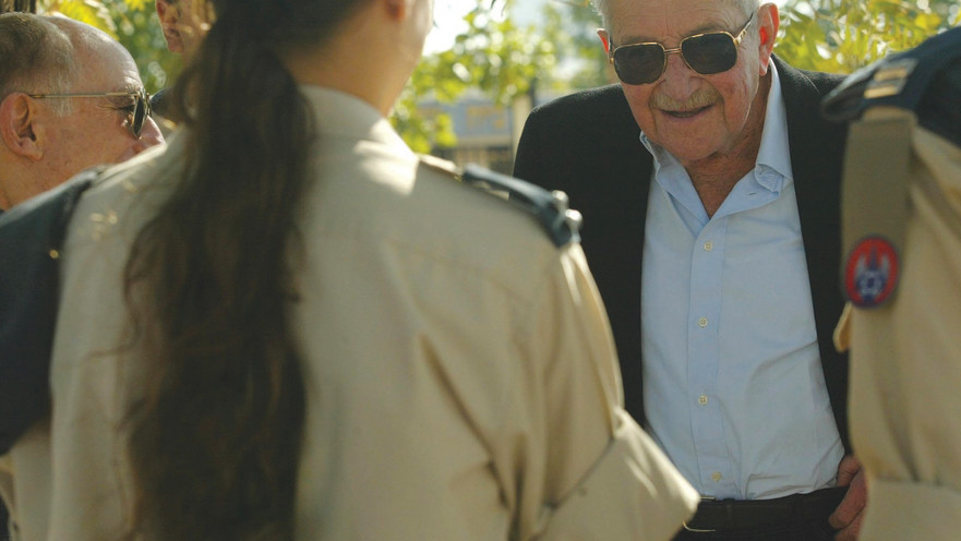 עזר ויצמן עם טייסות