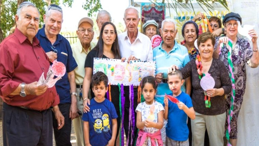 ילדי הגן עם קשישים ממרכז היום וצוות המרכז