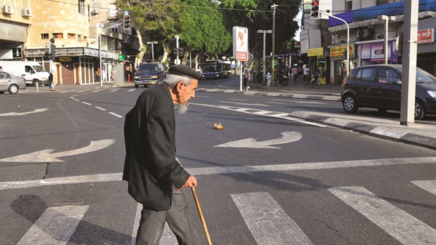 קשיש חוצה את הכביש
