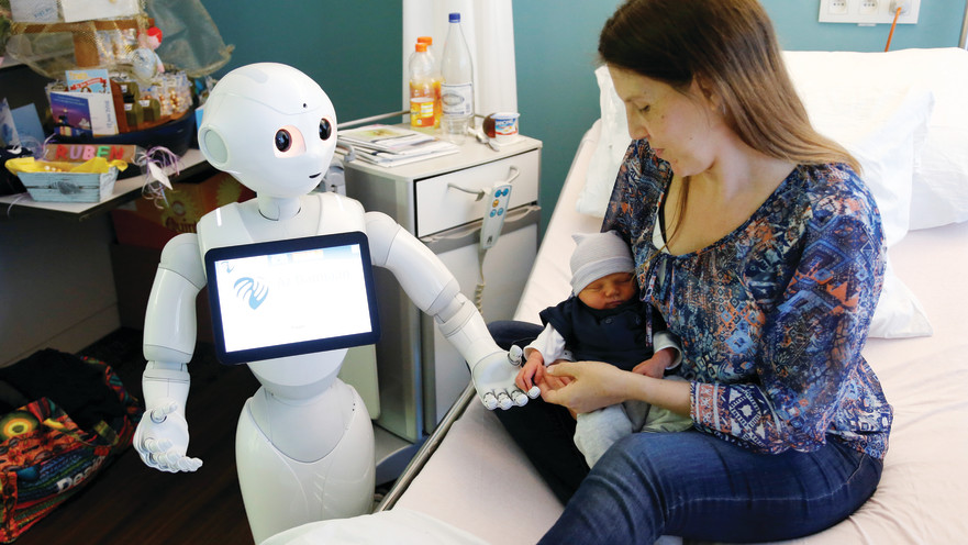 רובוט מקבל את פניה של יולדת טרייה בבית חולים בבלגיה, רפואה