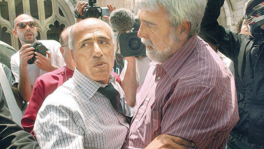 מרדכי ואנונו עם העיתונאי שחשף את הפרשה, פיטר הונאם