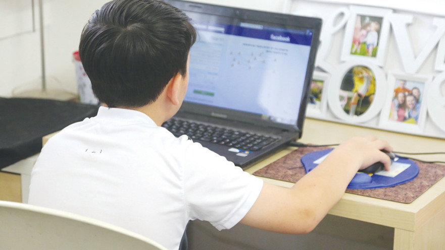 ילד גולש ברשתות חברתיות, צילום אילוסטרציה