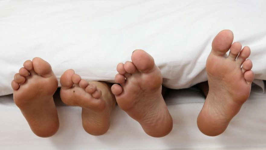 זוג שוכב במיטה, אילוסטרציה