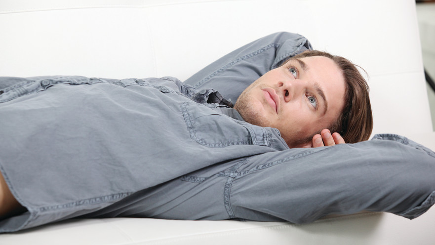 גבר שוכב על ספה, צילום אילוסטרציה