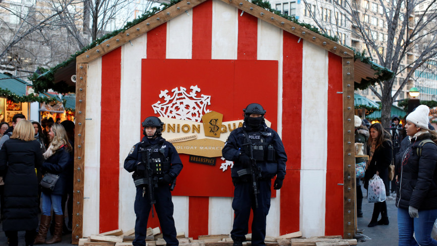 שוטרים בשוק חג המולד בברלין