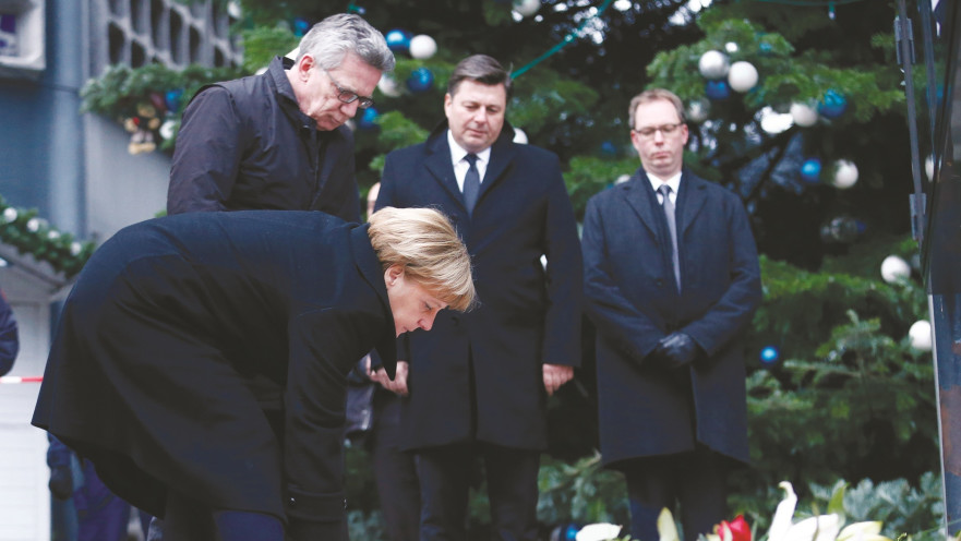 אנגלה מרקל בזירת הפיגוע בברלין