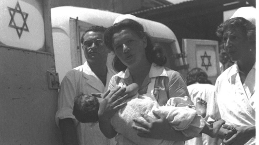 אחות מחזיקה תינוק חולה