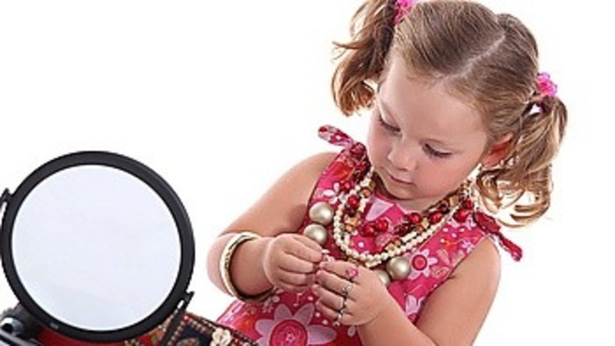 ילדה משחקת עם תכשיטים (אילוסטרציה)