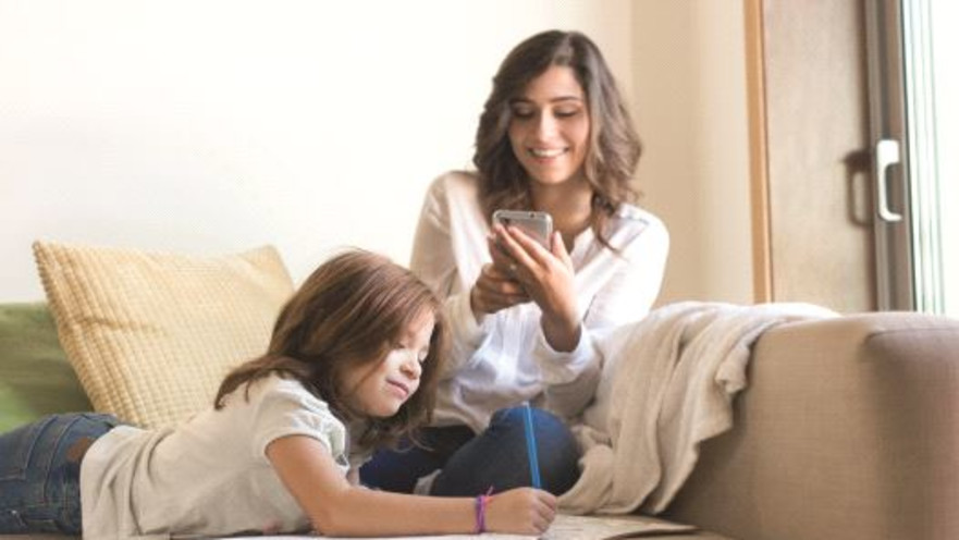 אישה מחזיקה טלפון נייד. אילוסטרציה