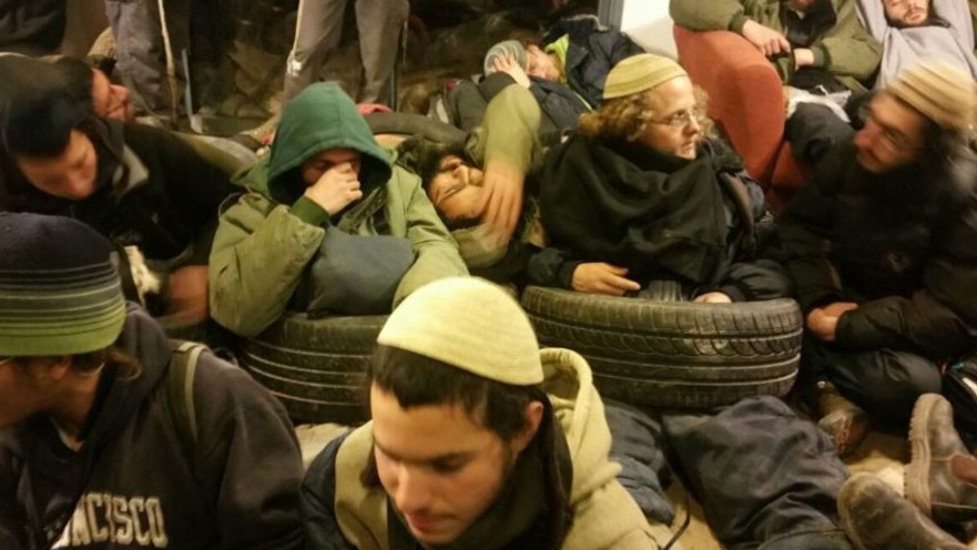 צעירים מתבצרים בעמונה במהלך הפינוי