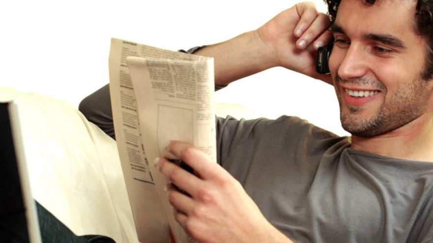 גבר נח וקורא עיתון, אילוסטרציה