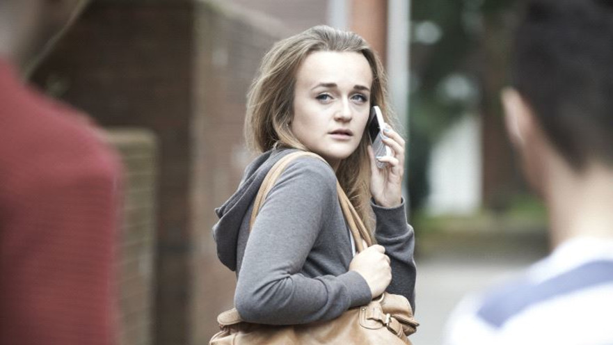 נערה חוששת שעוקבים אחריה. אילוסטרציה