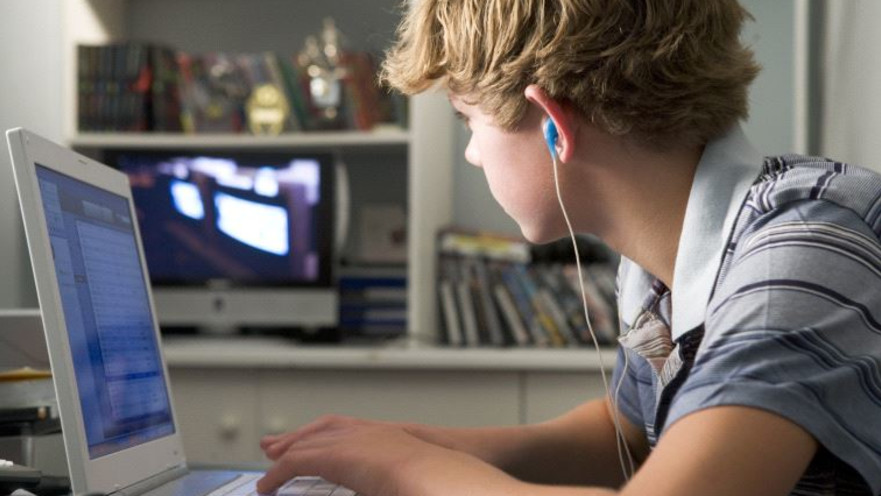 נער גולש באינטרנט (אילוסטרציה)