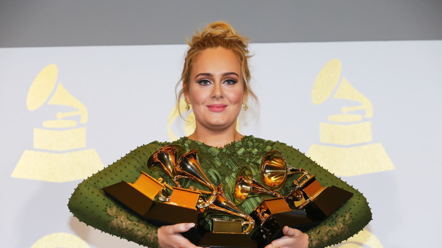 אדל מציגה את פרסי הגראמי שלה