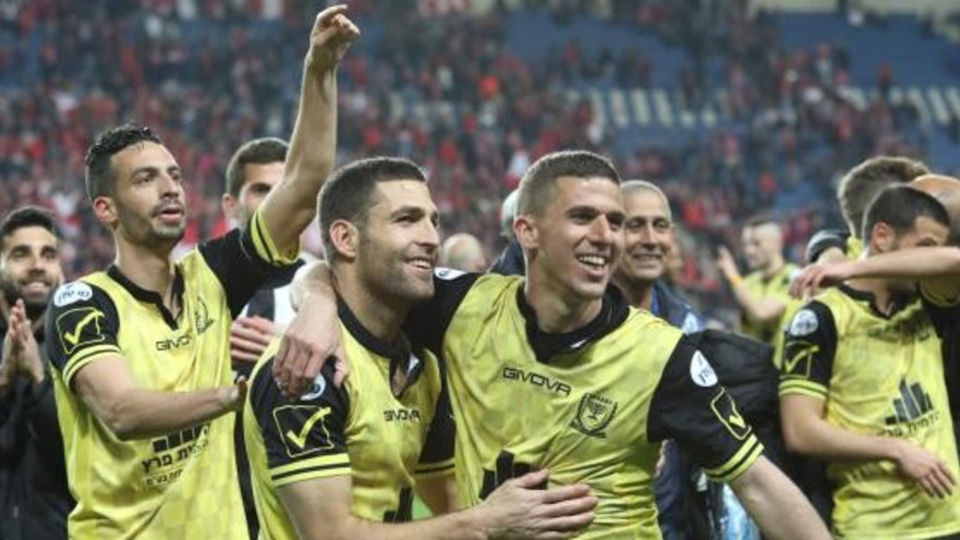 שחקני בית"ר ירושלים חוגגים 