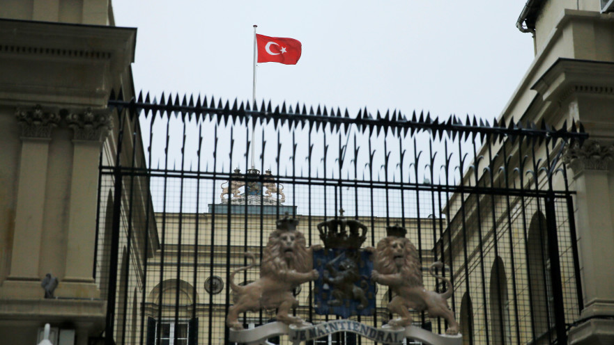 דגל טורקיה מונף מעל שגרירות הולנד באיסטנבול