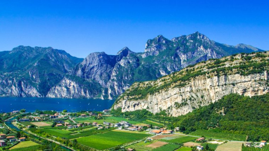 אגם גארדה והרי הדולומיטים: טיול שיש בו הכל. 