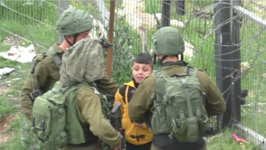חיילים לוקחים ילד פלסטיני לחיפוש אחר מיידי אבנים, חברון