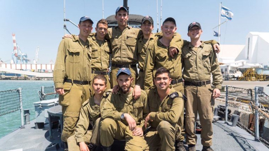 החיילים על הדבורה