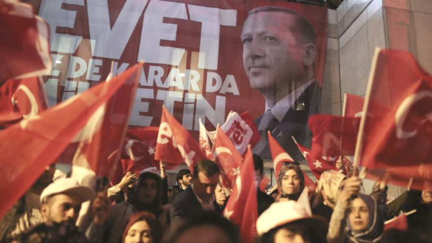 תומכי ארדואן חוגגים את תוצאות משאל העם