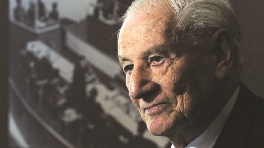 גבריאל בך על רקע אולם המשפט