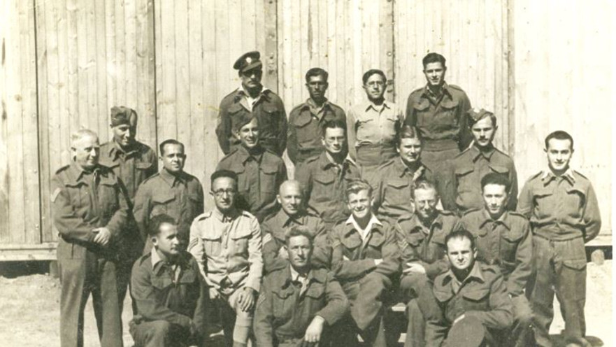 תמונה קבוצתית במחנה השבויים