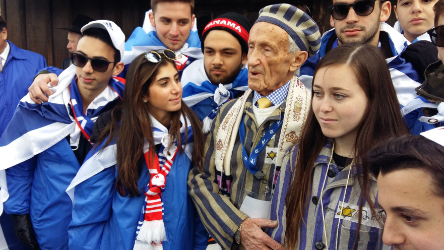 ניצול שואה ונכדתו הלובשת את הכותונת של סבתה