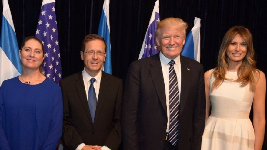 יצחק הרצוג עם דונלד טראמפ בביקורו בישראל