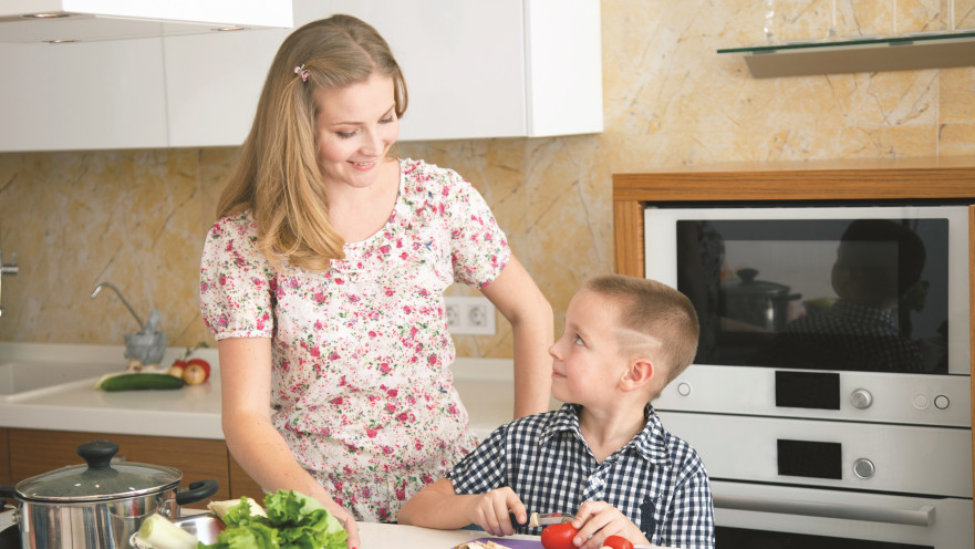 אמא ובן מבשלים