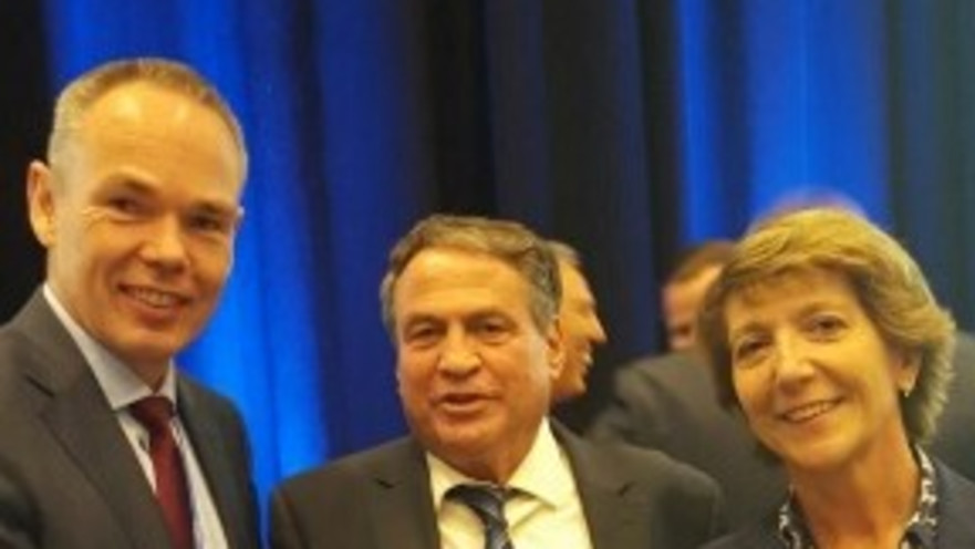 עוזי דיין עם נשיא ה-EL האנסג'ורג' אולטמאייר והסגנית סטפני פאלז מצרפת