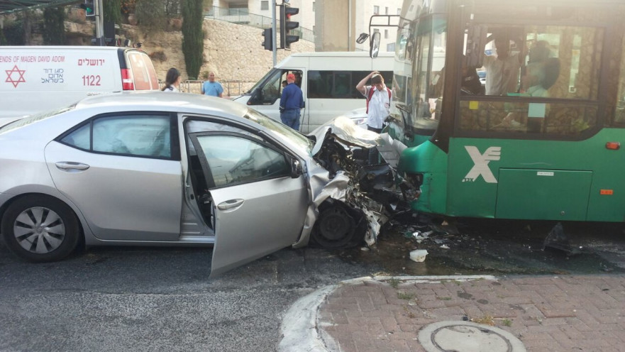 רכב פרטי התנגש באוטובוס, ירושלים
