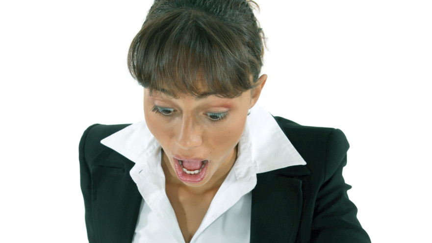 אישה מביטה בשעון