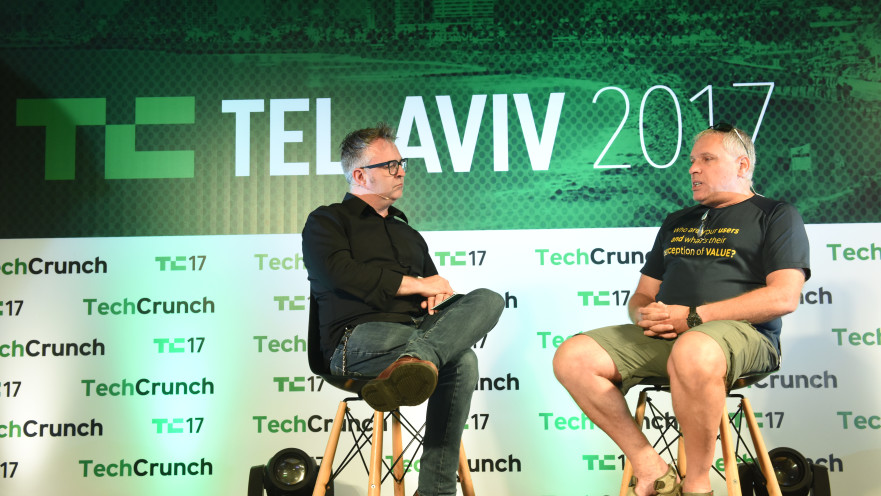 מייק בוצ"ר, העורך הראשי של טקראנץ׳ עם מייסד Waze, אורי לווין