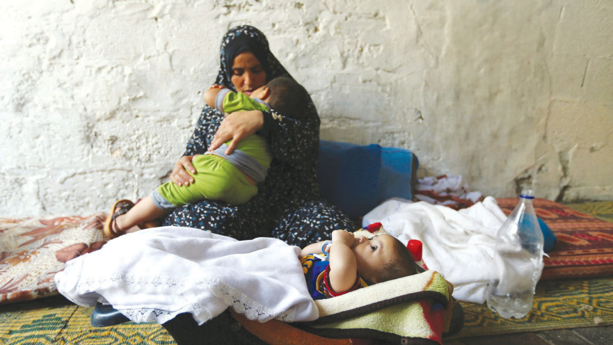 אישה פלסטינית עם ילדיה בעזה