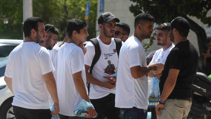 חבריו של אלאור אזריה בשחרורם מצה"ל