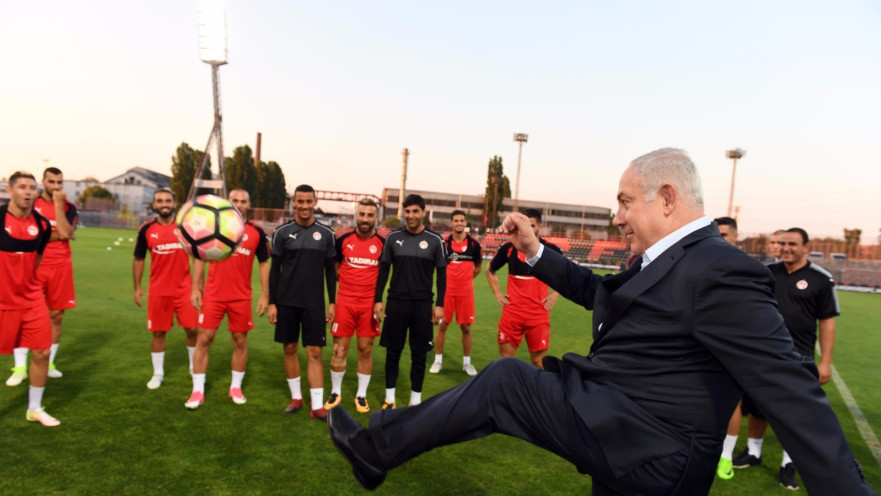 בנימין נתניהו בועט בכדור כדורגל