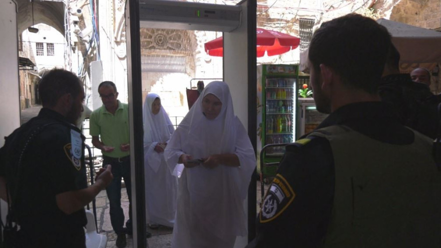 מתפללים עוברים במגנומטרים בהר הבית