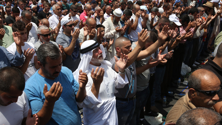 מוסלמים מתפללים מחוץ לשער שכם