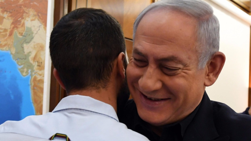 ראש הממשלה בנימין נתניהו מחבק את המאבטח זיו