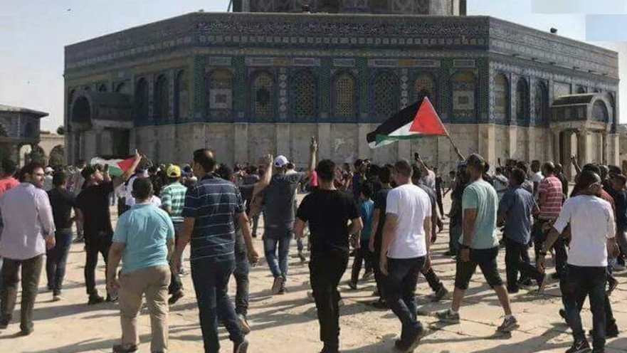 מתפללים במתחם הר הבית