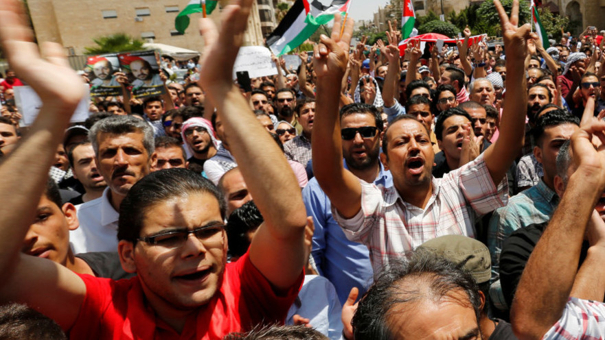 מפגינים מחוץ לשגרירות ישראל בירדן