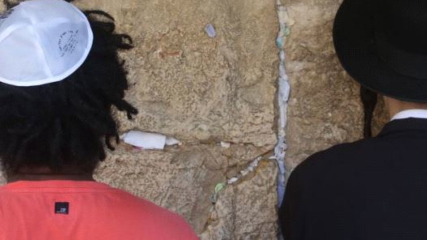 מתפללים בכותל המערבי בתשעה באב 