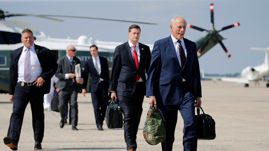 ג'ון קלי נוחת באחוזתו של טראמפ