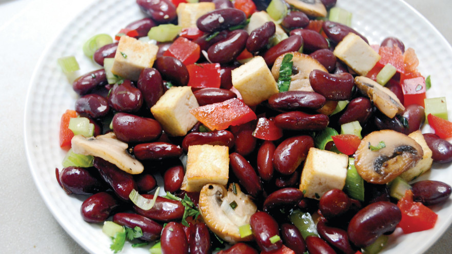 סלט שעועית אדומה עם פלפלים וסלרי