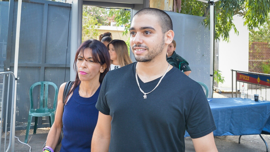 אלאור אזריה ואמו מגיעים לדיון