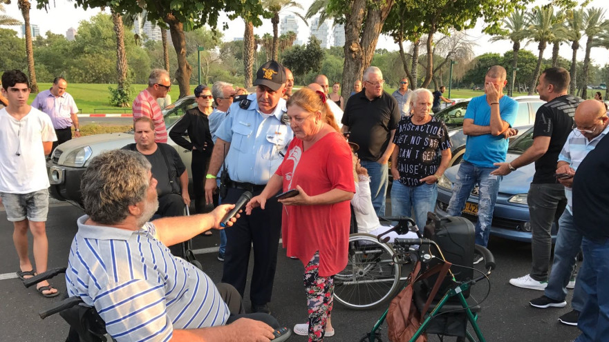 הפגנת הנכים מול כנס התמיכה בנתניהו בגני התערוכה