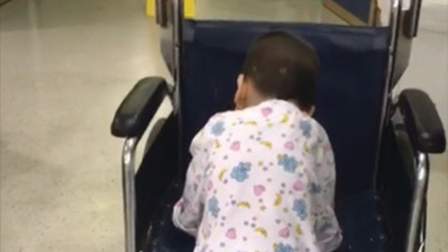 הילד סולימאן מולך את כיסא הגלגלים